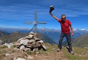 02 In vetta al Monte Masoni (2663 m) con vista verso le Alpi Retiche